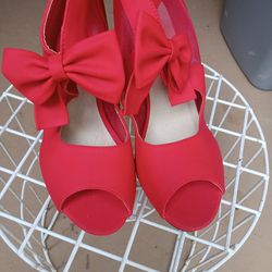 Womans RED HEELSCWITH Bows.