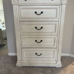 Ashley’s 5 Drawer Dresser 