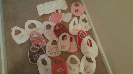 18 baby bibs +1 burp