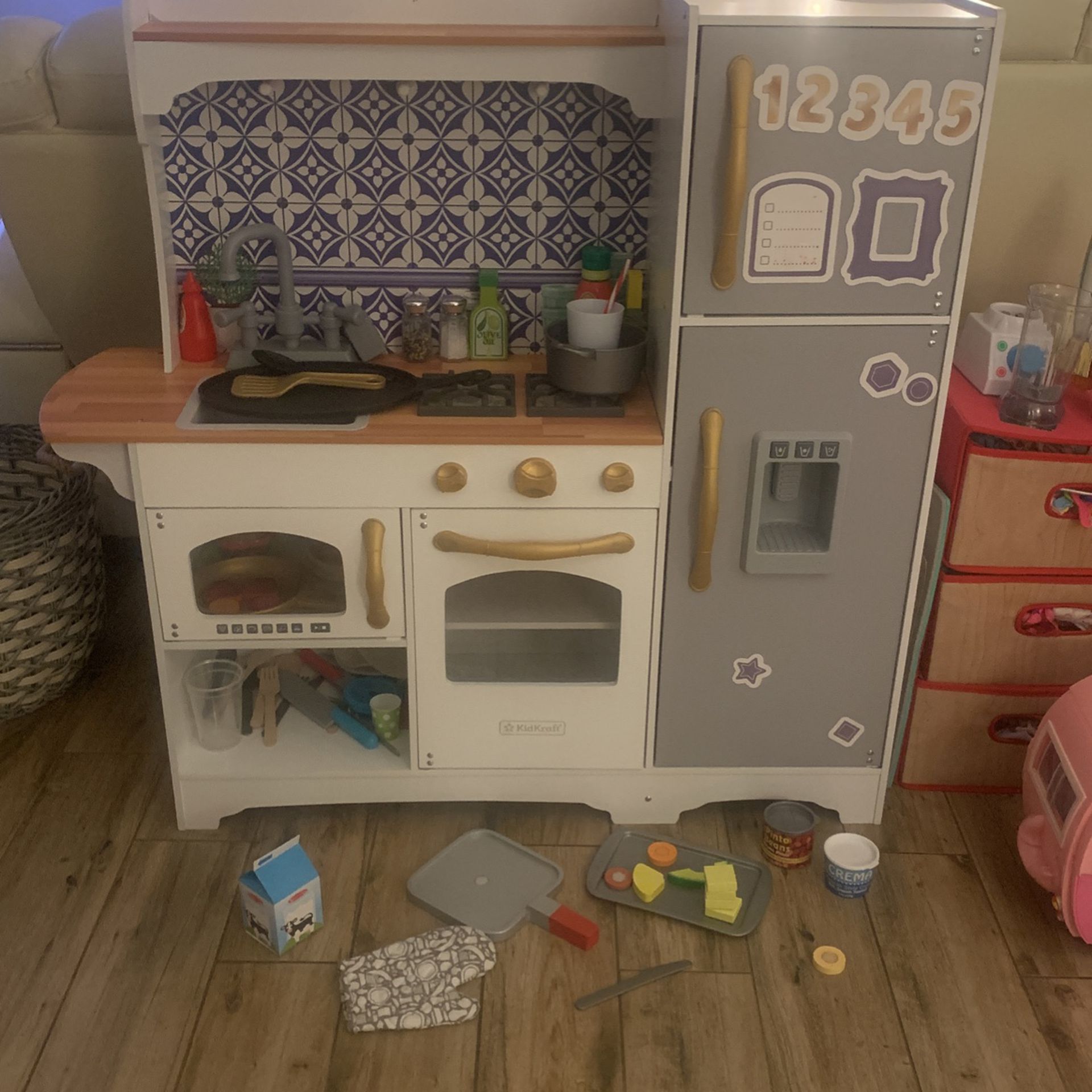 Kids Toy Kitchen With Lots Of Pieces 