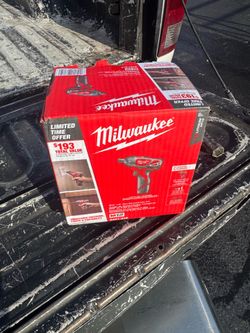Milwaukee M12 1/4" Hex Screwdriver Kit (Model 2401-21P). It includes the tool, one CP1.5 battery, and a charger