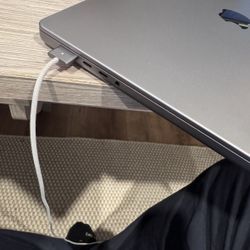 Macbook Pro 2023 1TB SSD 32gb Ram