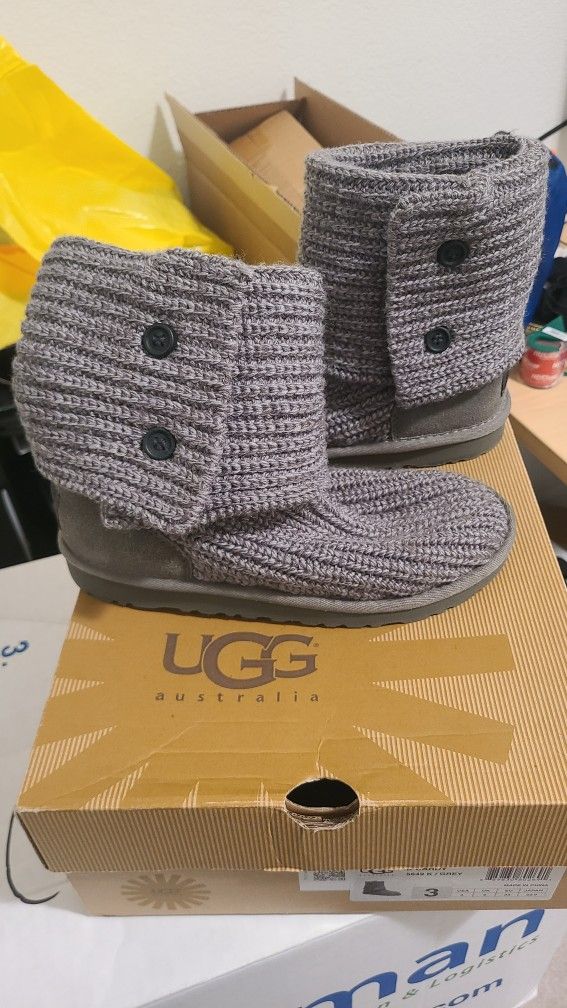 like new ugg cardy boots