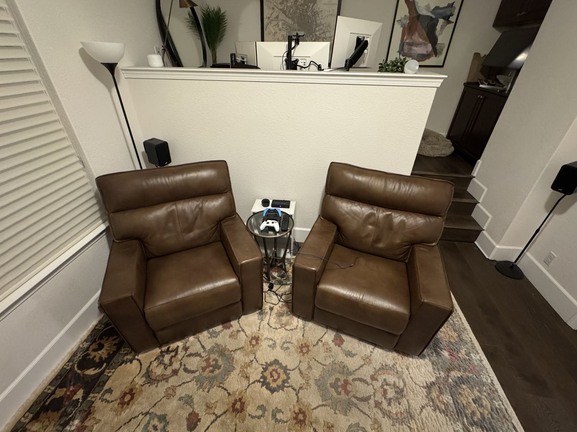🔥 URGENT MOVING SALE – Leather Electric Recliners (Pair!) 🔥