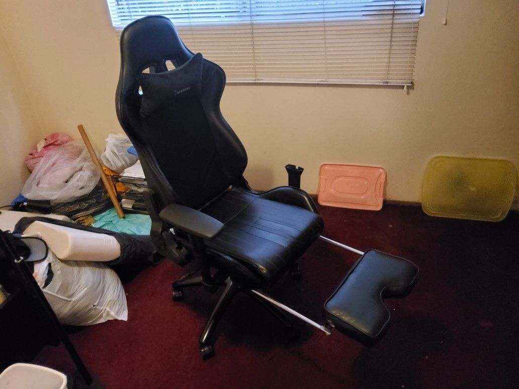 Van Racer Chaise Gaming Chair (Von Racer) for Sale in Torrance, CA - OfferUp