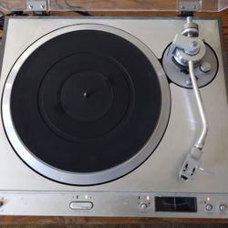 Pioneer PL-610 Turntable.. Call 