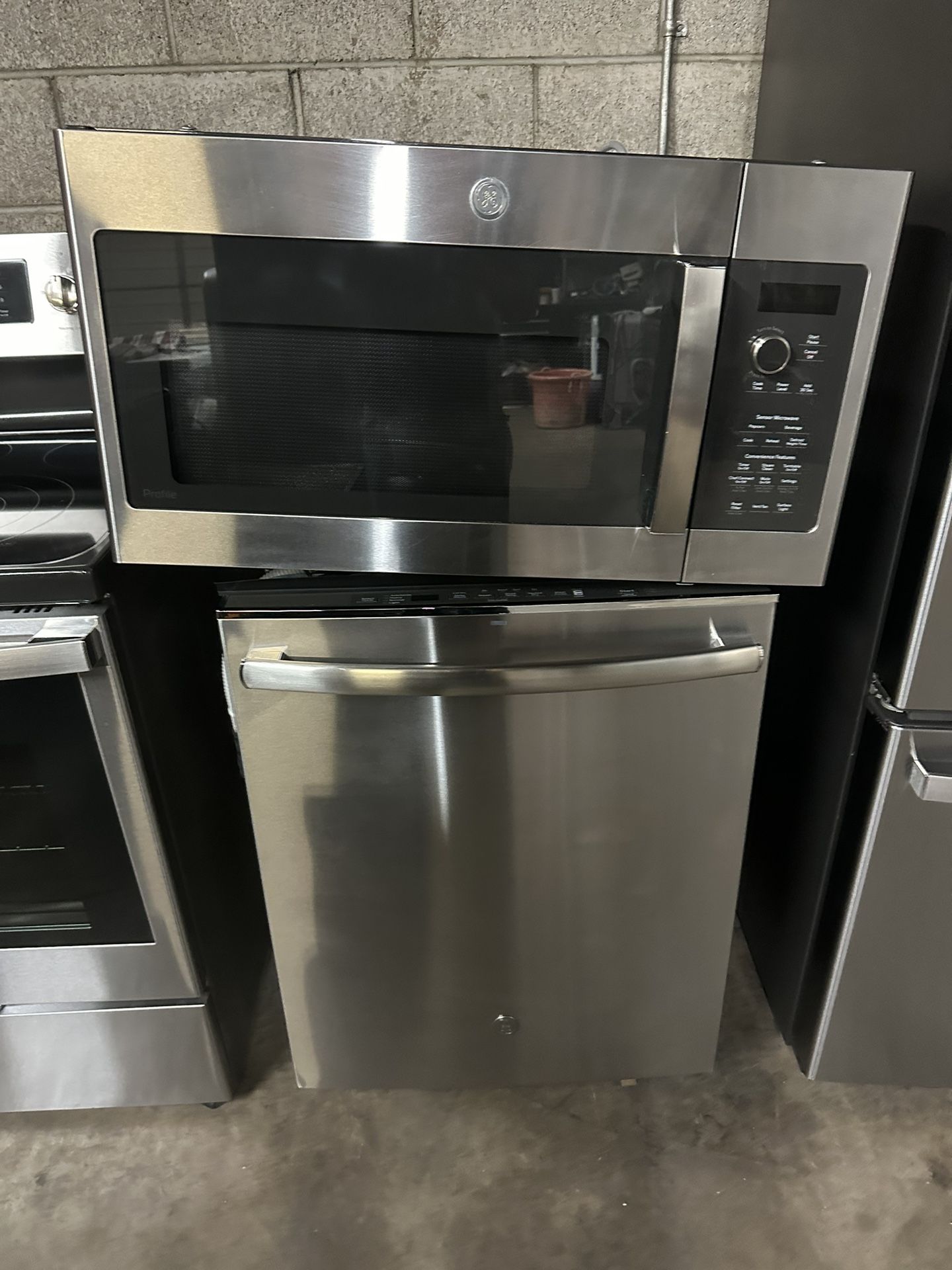 BEAUTIFUL 2023 GE STAINLESS STEEL KITCHEN APPLIANCES SET for Sale in  Phoenix, AZ - OfferUp