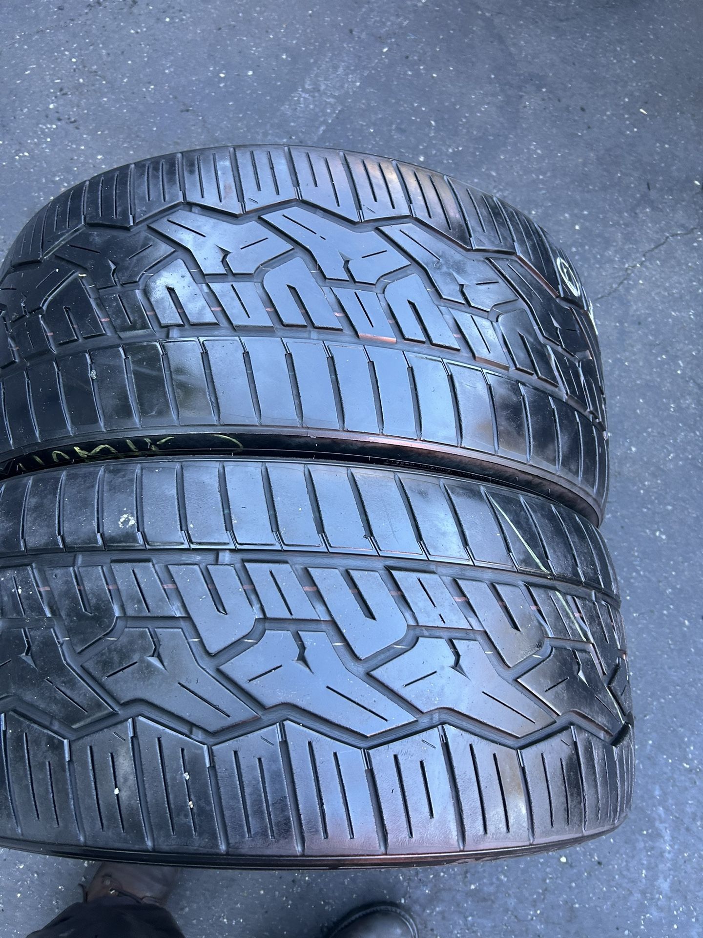 Tengo un par de llantas en muy buenas condiciones marca Nitto  275 35 R22 instalación y balanceo por el mismo precio 