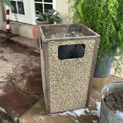 Commercial  Grade trashcan