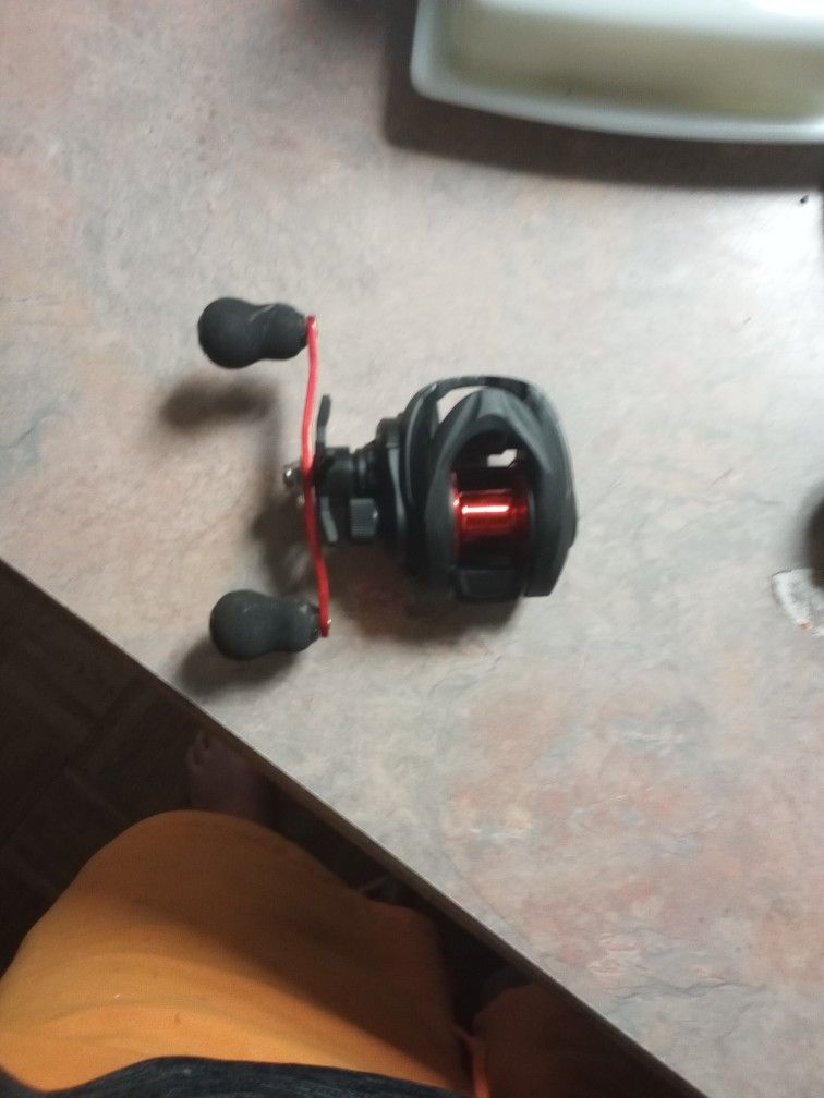 2 Bait Casting Fishing Reels 