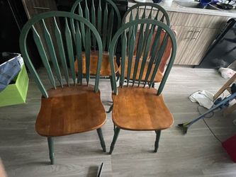 Set of 4 Wooden Spindle Back Dining
