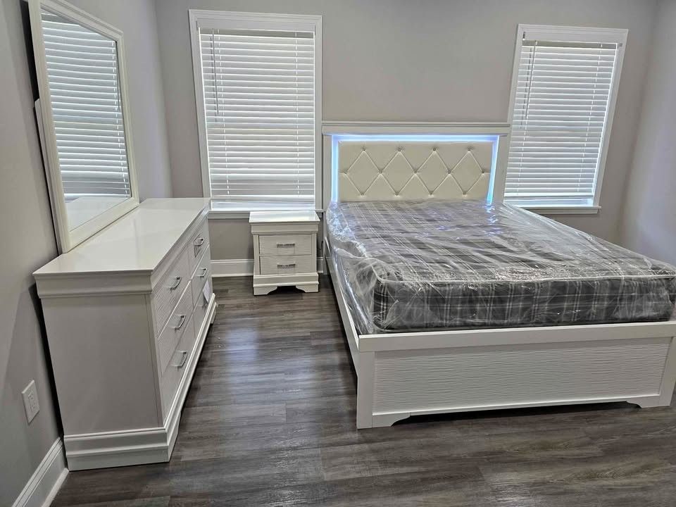 White Stunning Bedroom Set
$1475