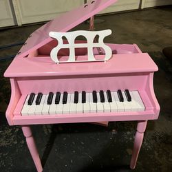 Girl Piano