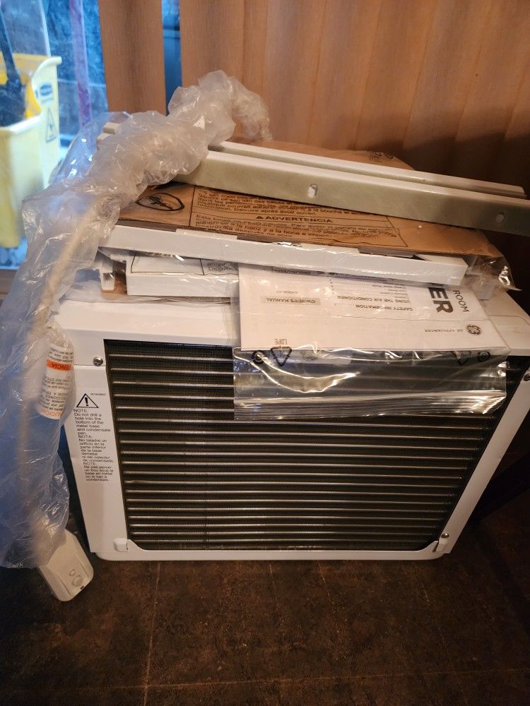 Air Conditioner With Window Mounts