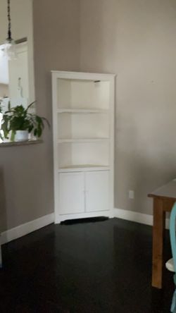 Corner cabinet
