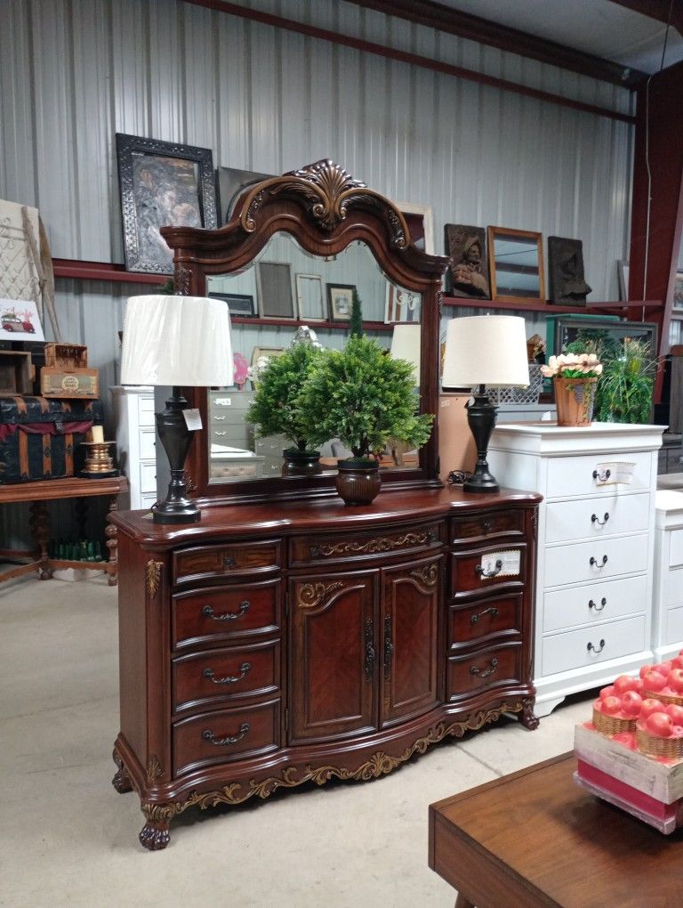 Elegant Classic Dresser With Mirror 