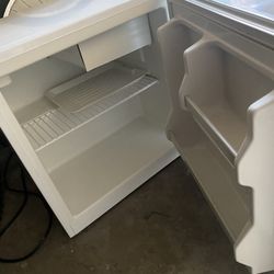 Hajer Mini Fridge
