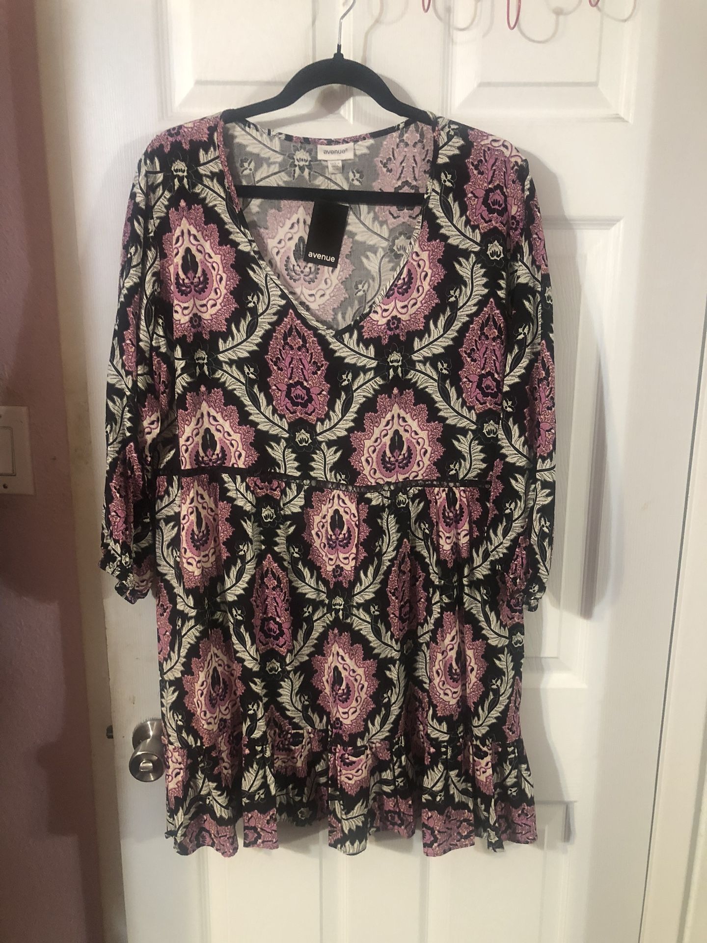 Womens Size 14 / 16 Tunic Length Too “Tunic Stance print.  Brand New With Tags .  Brand Avenue .  