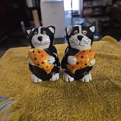 Vintage Salt N Pepper Shakers $20