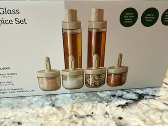 Brand new Cuisinart 6-Piece Glass Oil & Spice Set! Newest July 2026 product. Never used and still in the original box.