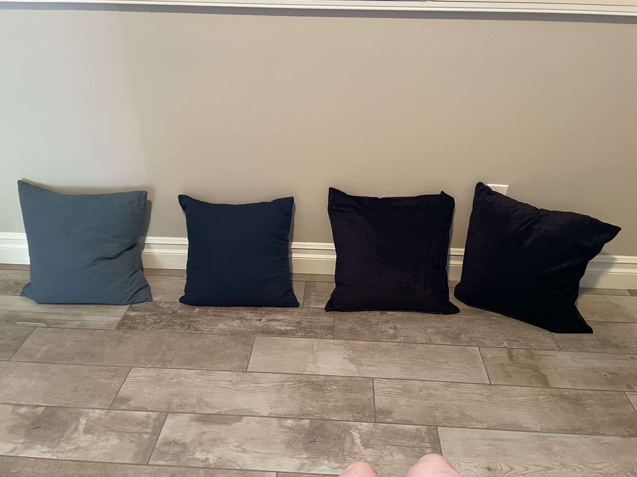 4 Decorative Pillows
