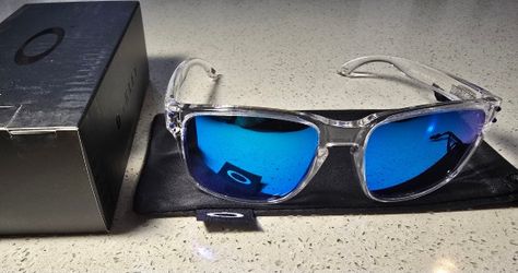 Oakley Holbrook Sunglasses Polished Clear / Blue Iridium Polarized NEW