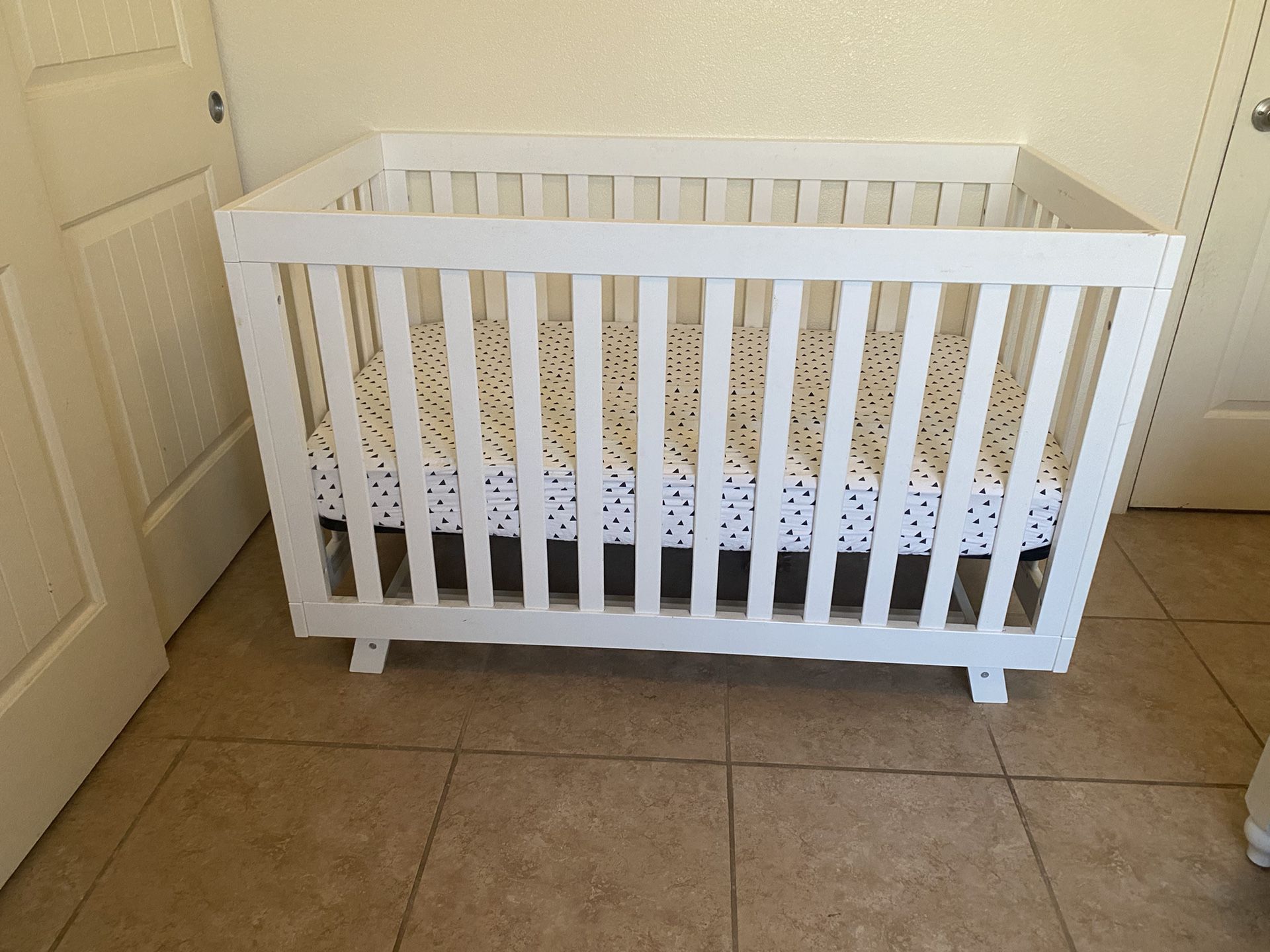 Ameriwood Home/ White Baby Crib and Changing Tray