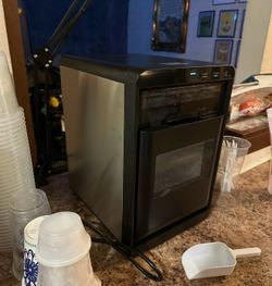 Crushed ice maker machine with scoop
