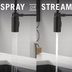 Single- Handle Pull-Dow Sprayer Kitchen Faucet with Sprin Spout in Matte. Delta. New!