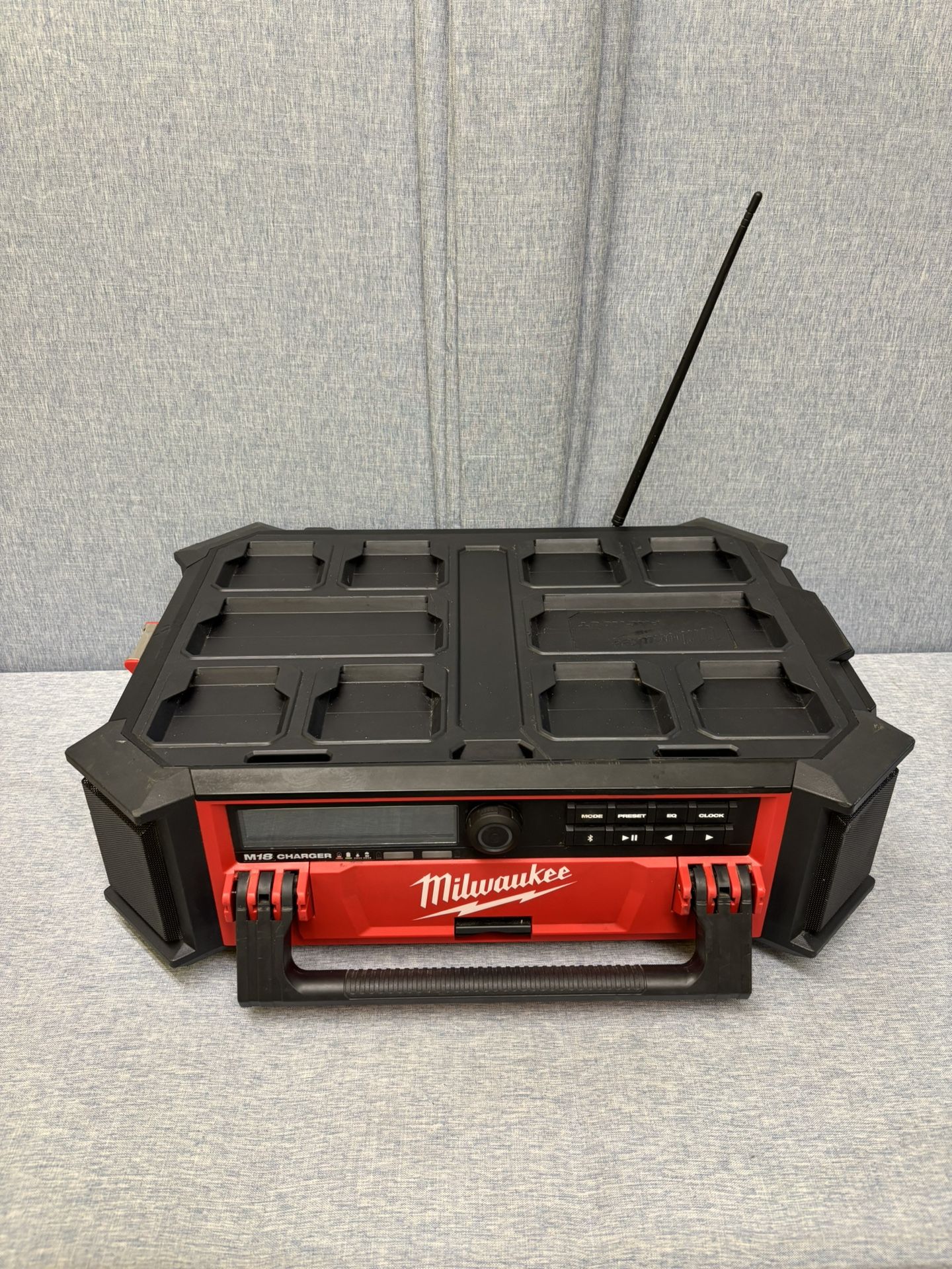 Milwaukee M18 Lithium-Ion Cordless PACKOUT Radio/Speaker W 6.0ah Battery