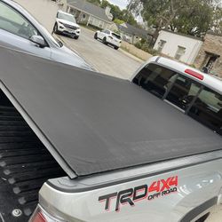 Like New Truxedo Sentry CT Bed Cover (Truck Hero). For Toyota Tacoma 6ft bed. Works great. Locks with bed. Metal lined for security. 