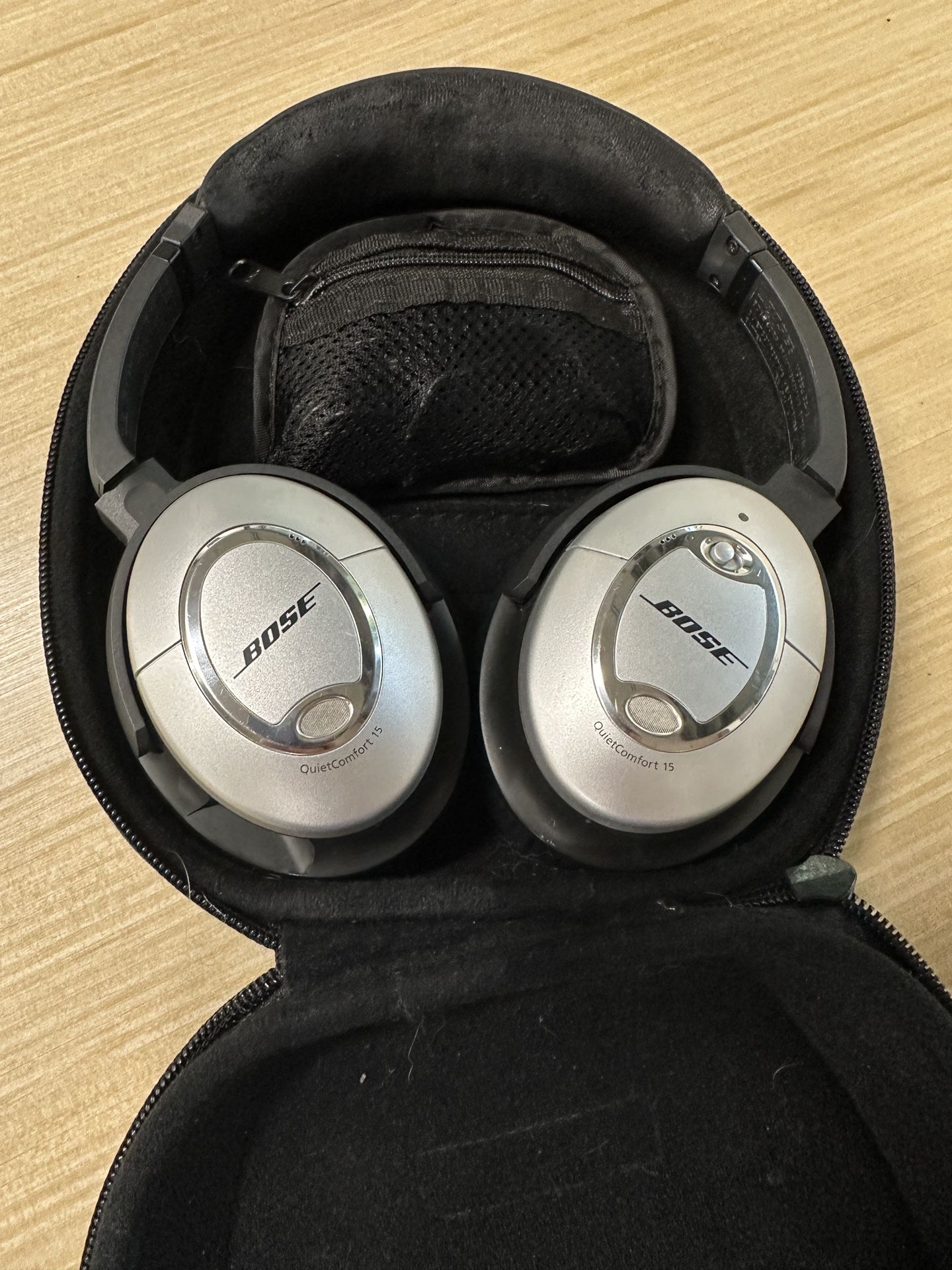 Like NEW! Bose Quiet Comfort 15 Acoustic Noise Cancelling Headphones