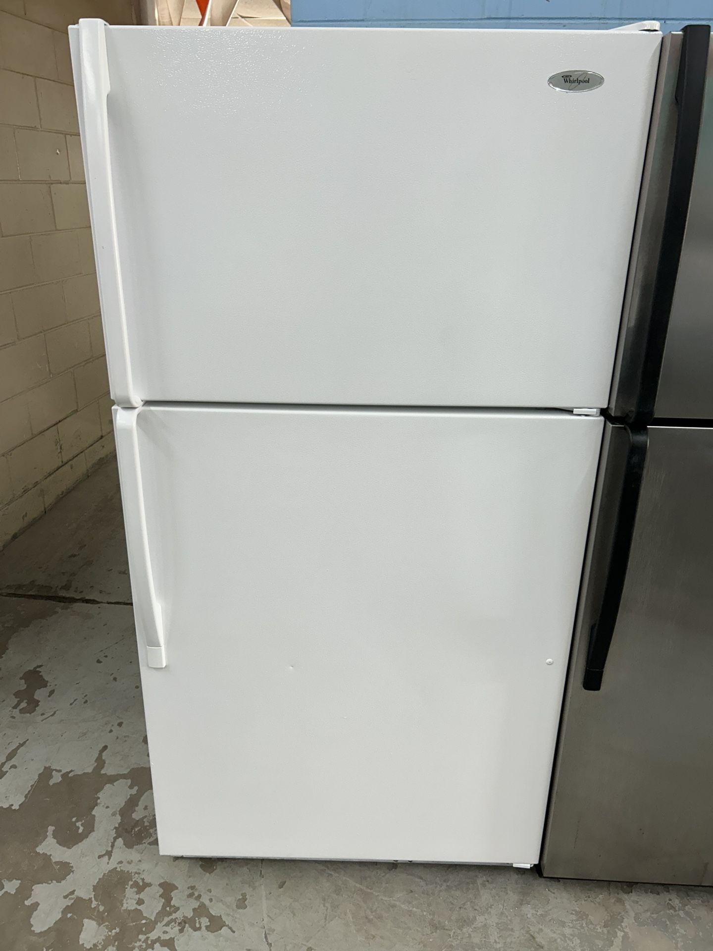 White 22 Cubic Foot Refrigerator With Ice Maker