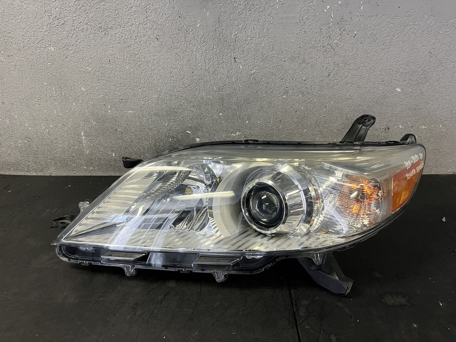 2011-2012-2013-2014-2015-2016-2017-2018-2019-2020 TOYOTA SIENNS LEFT HEADLIGHT OEM USED