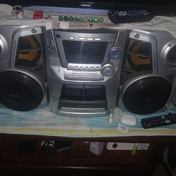 Stereo Panasonic and sofa cama