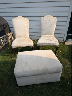 Pair of velvet chairs with ottoman will separate chairs and ottoman - excellent /near mint condition