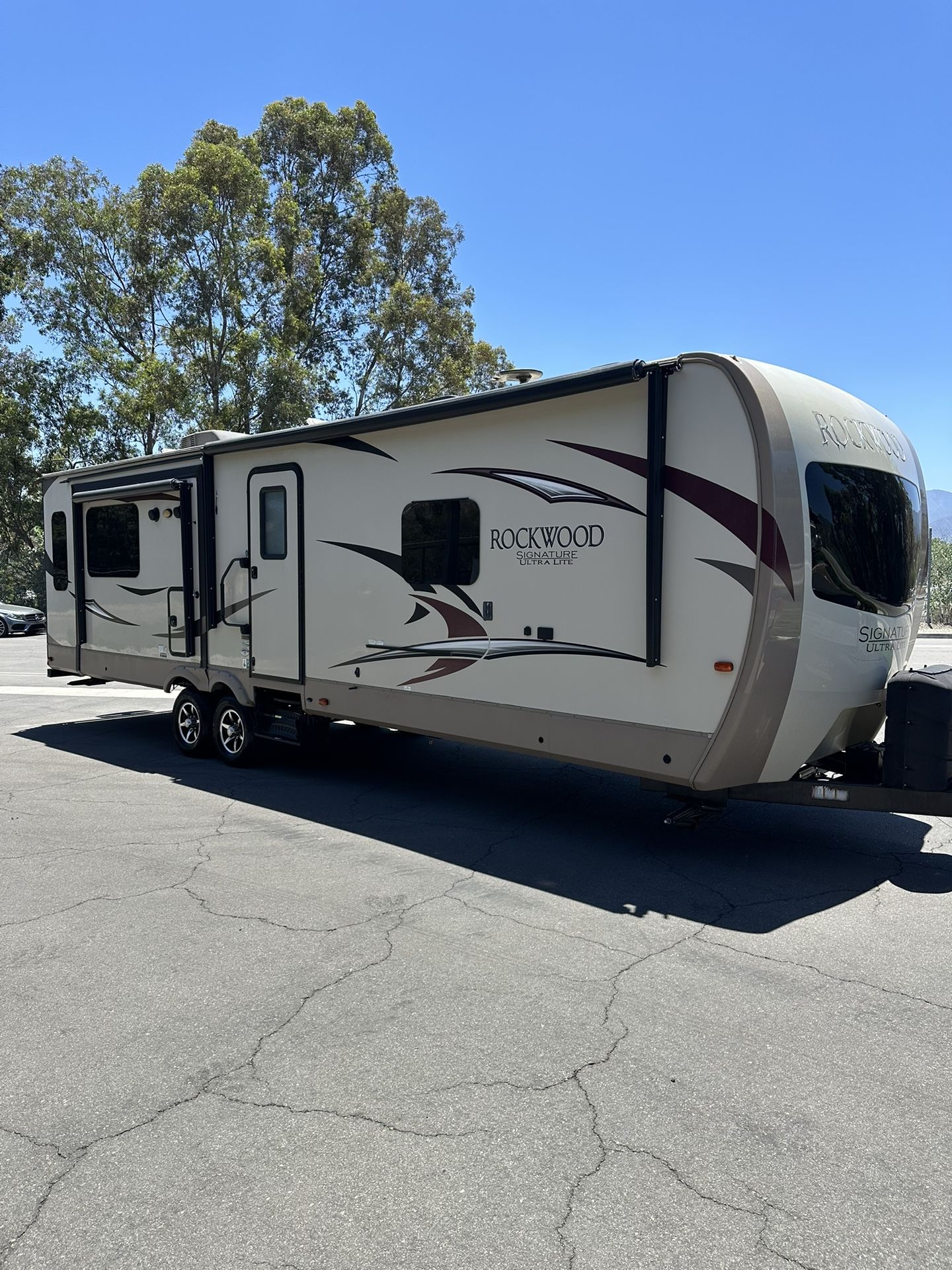 2019 Forest River Rockwood  334ft 3 Slide outs 