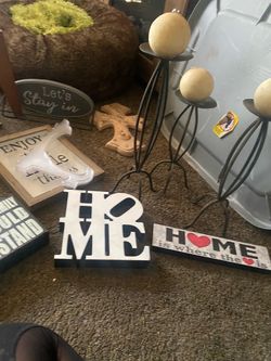Lots of decorations in good condition