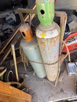 Oxygen acetylene torch with wheel cart