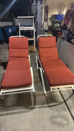 2 white chaise lounge’s with cushions