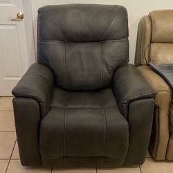 Moto Motion Power Lift Recliner w/Heat Massage