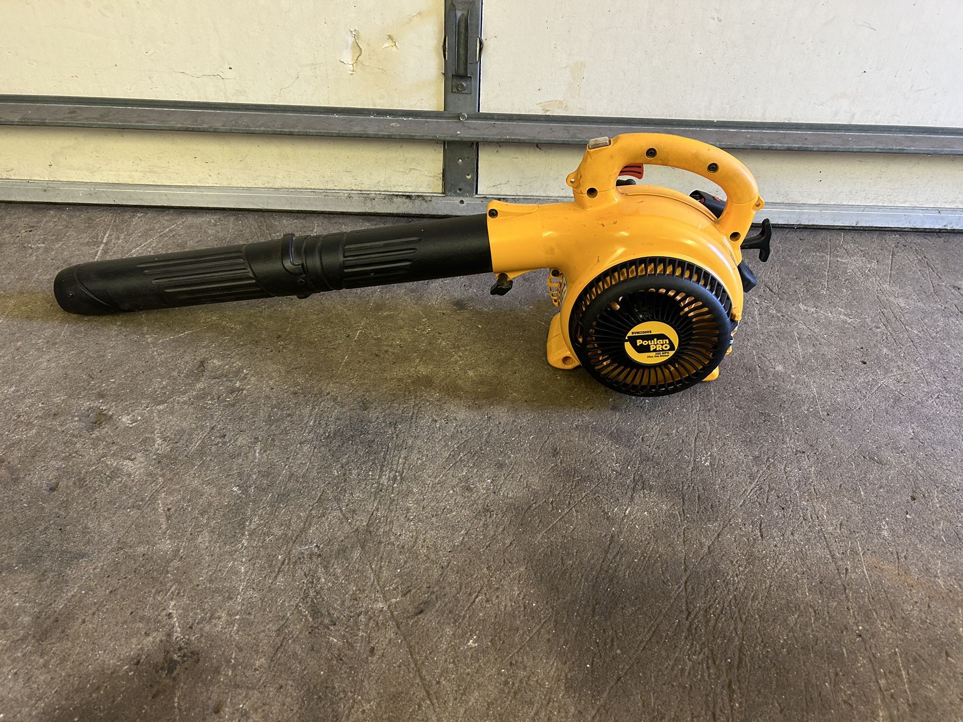 Poulan Pro. Leafblower