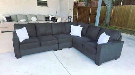 Beautiful sectional couch brand new condition super clean and comfy