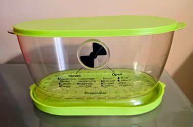 Progressive Produce Keeper Storage Container like new