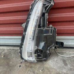 2017-2022 TOYOTA PRIUS PRIME FOG LIGHT RIGHT SIDE OEM