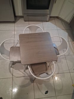 Kids eating table