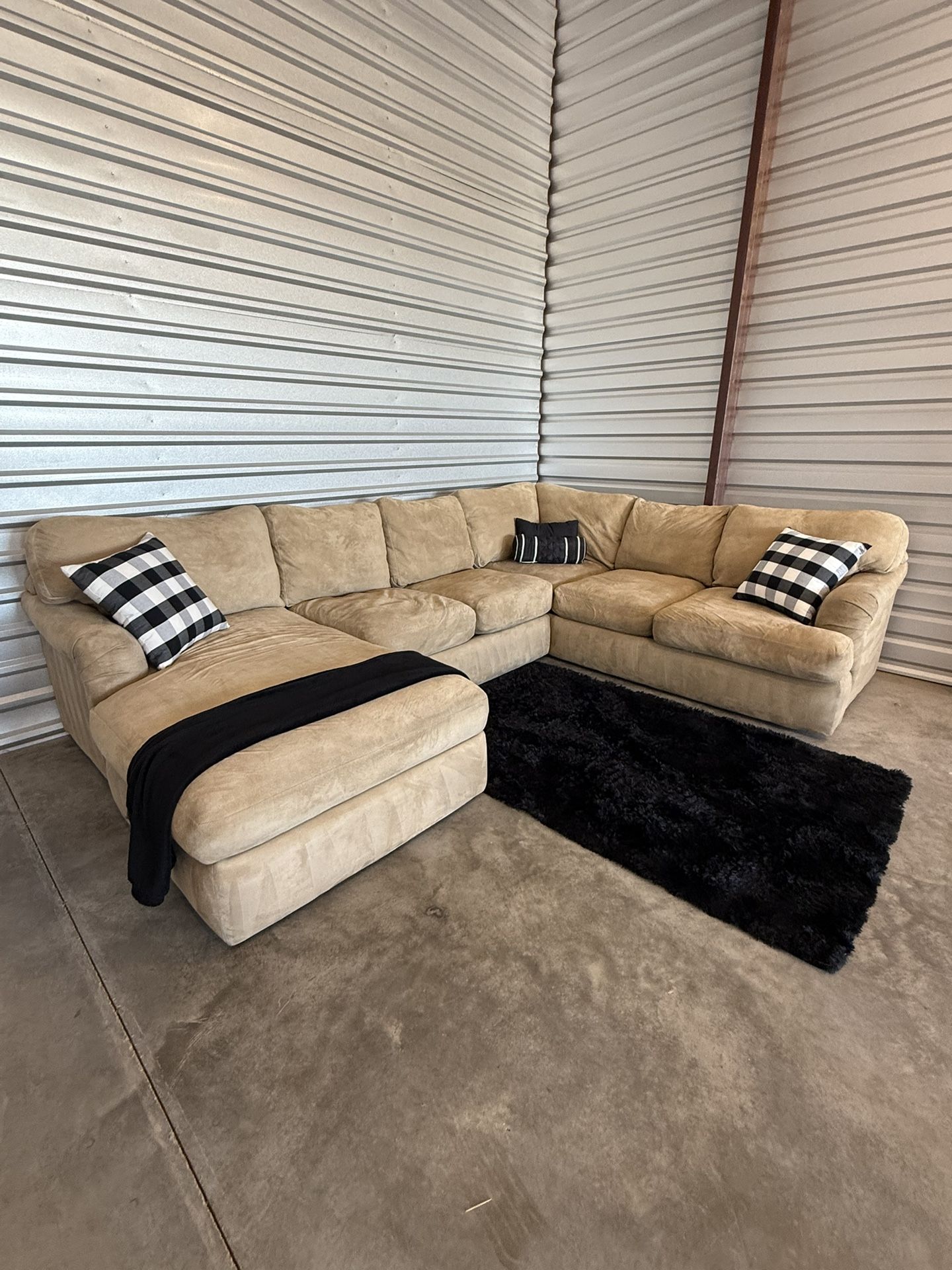 Luxury Sectional Couch Made By Living Spaces ( Free Delivery )