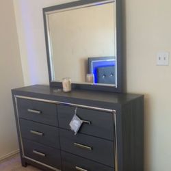 Dresser With Mirror 