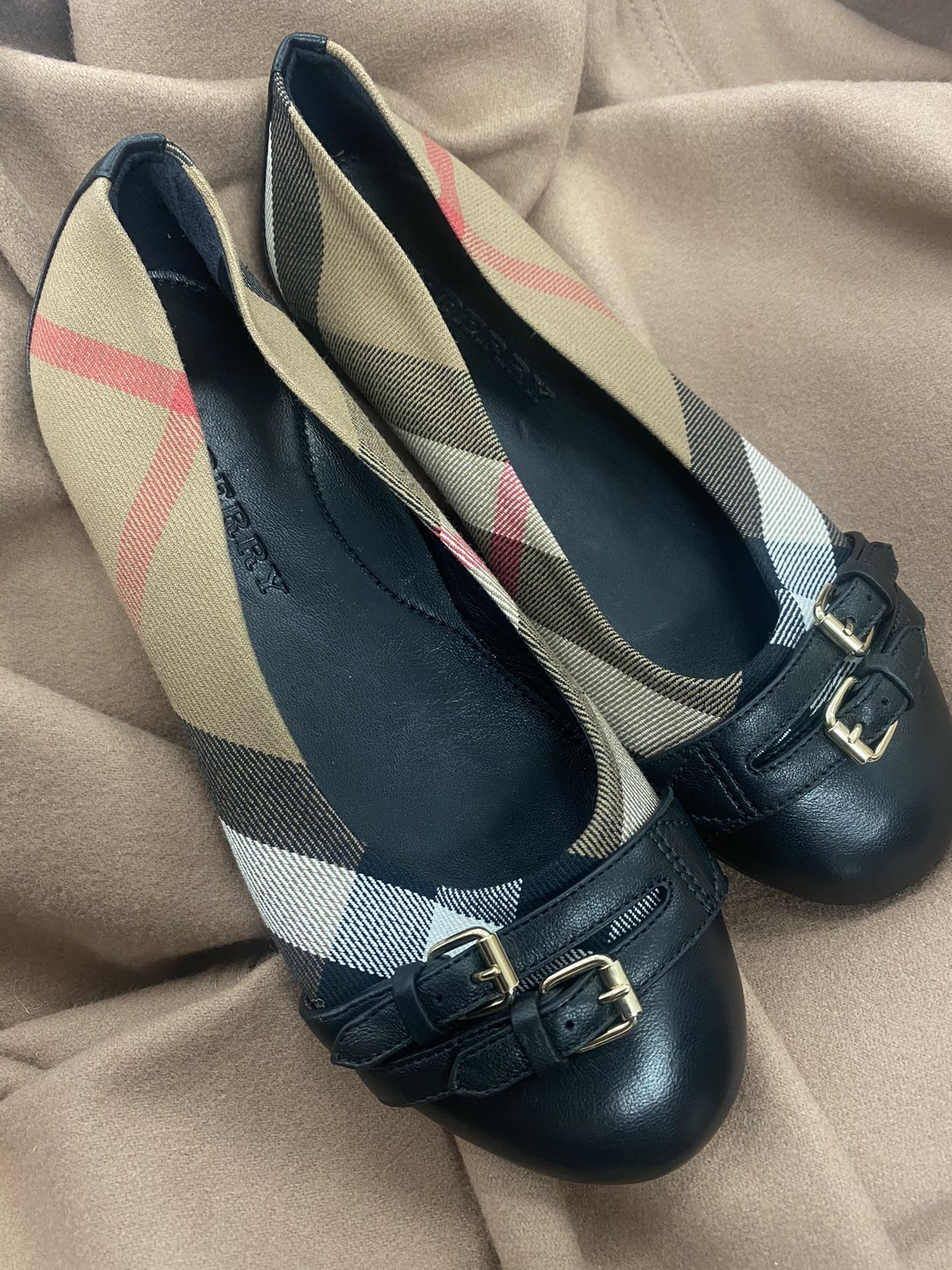 Authentic girls Burberry flats size 34 like new