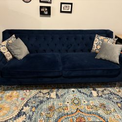 Beautiful blue velvet couch, in great condition